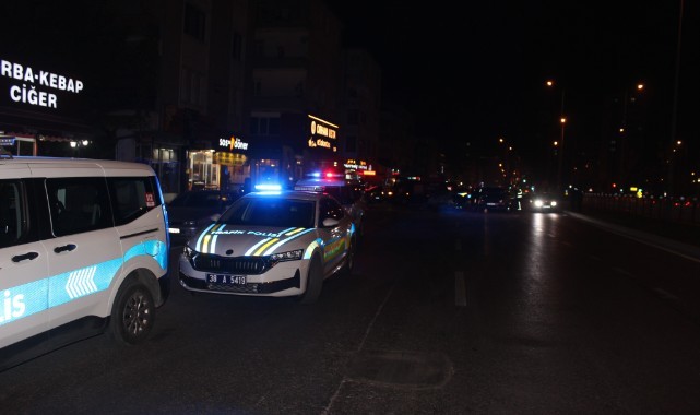 3 araca çarpan lüks otomobil alev aldı: 4 yaralı