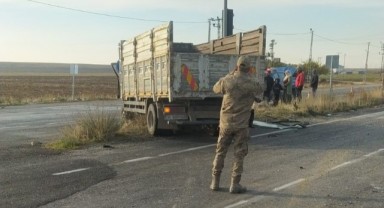 Adilcevaz'da kamyonet Urfa plakalı tırla çarpıştı: 2 yaralı