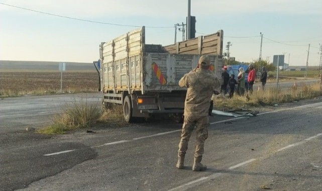 Adilcevaz'da kamyonet Urfa plakalı tırla çarpıştı: 2 yaralı