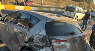 Ağrı'da iki otomobil çarpıştı: 8 yaralı