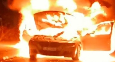 Alevlere teslim olan araç bomba gibi patladı!