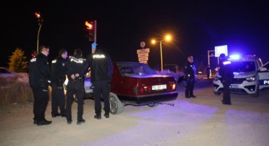 Alkollü sürücü hem aracı hem de arkadaşını bırakıp kaçtı
