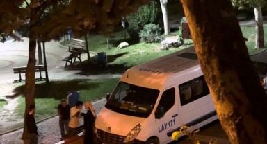 Annesine el kaldıran genci amcası ve babası sokak ortasında darp etti