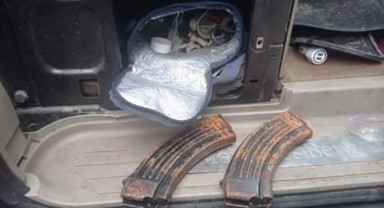 Aracın farından kaleşnikof şarjörü çıktı