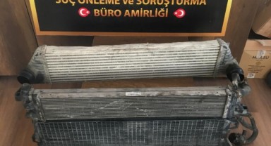 Aracın parçalarını çalan şahıs, çaldıklarıyla yakalandı