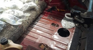 Aracın yakıt deposunda esrar bulundu