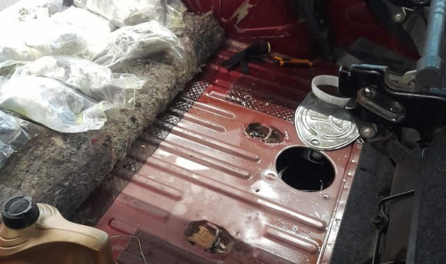 Aracın yakıt deposunda esrar bulundu