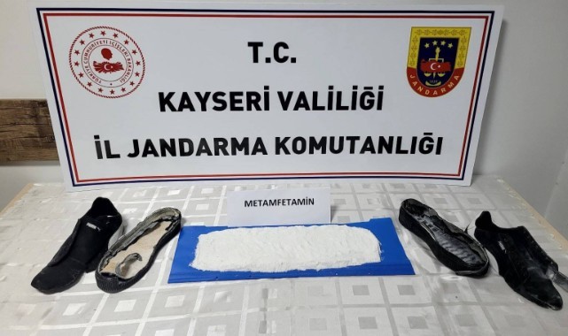 Ayakkabıya gizlenmiş 1 kilo uyuşturucu bulundu