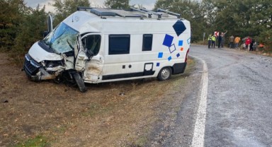 Balya'da iki minibüsün karıştığı trafik kazasında; 8 yaralı