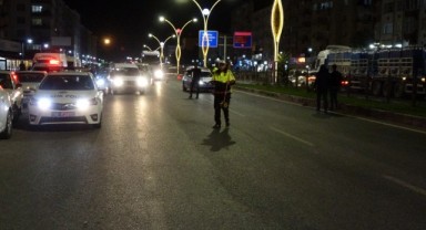 Bariyerden atlayıp karşıya geçerken aracın çarptığı çocuk öldü