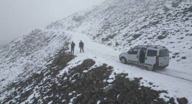 Bayburt’ta kar yağışı etkili oldu, göçerlerin köylere göçü başladı