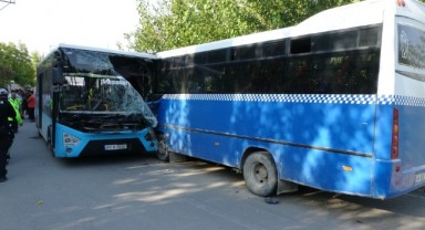 Belediye otobüsü ile öğrenci servisi çarpıştı: 25 yaralı