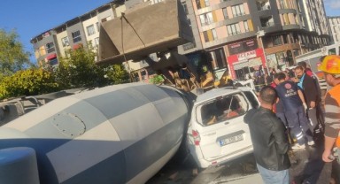 Beton mikseri aracın üzerine devrildi: 1 yaralı