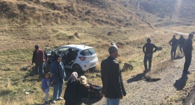Bingöl'de otomobil şarampole uçtu! 2 yaralı