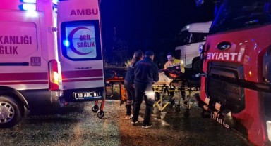 Çorum’da tır devrildi: 2 yaralı