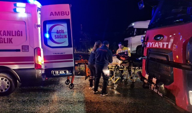 Çorum’da tır devrildi: 2 yaralı