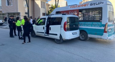 Dolmuş ile hafif ticari araç çarpıştı: 1 yaralı