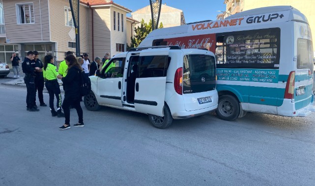 Dolmuş ile hafif ticari araç çarpıştı: 1 yaralı