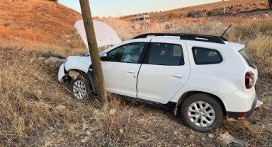 Elazığ’da otomobil şarampole yuvarlandı: 3 yaralı