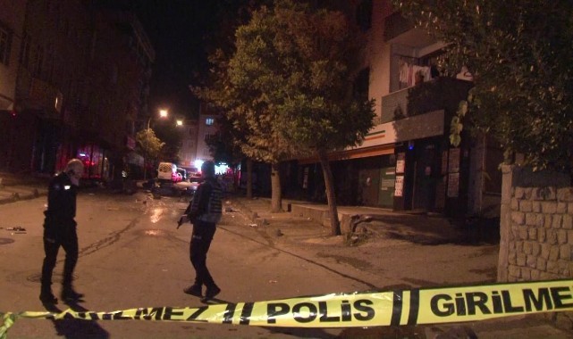 Eşinden ayrılan şahıs, evi ateşe verip tüm eşyaları sokağa attı