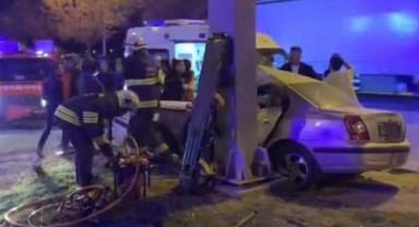 Eskişehir’de iki otomobil çarpıştı, 1’i ağır 4 kişi yaralandı