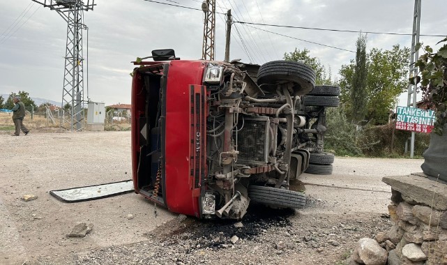 Freni boşalan kamyon duvara çarparak durabildi