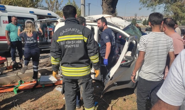 Gaziantep'te araç ağaca çarparak durdu! Yaralılar var