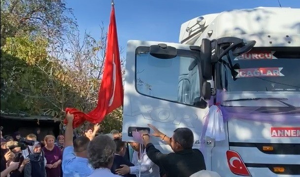 Gelini almaya süslediği tırla gitti