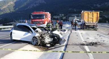 Hafriyat kamyonuna arkadan çarpan genç sürücü öldü