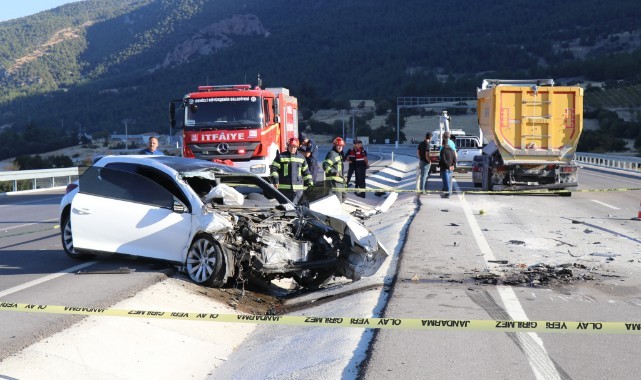 Hafriyat kamyonuna arkadan çarpan genç sürücü öldü