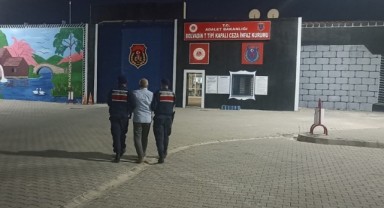 Hapis cezası ile aranan çatıda yakalandı