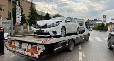 İki otomobil çarpıştı: 2 çocuk yaralandı