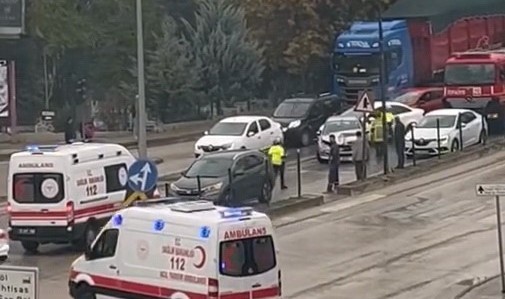İki otomobil çarpıştı: 2 yaralı