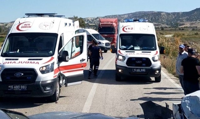İki otomobil kafa kafaya çarpıştı: 6 yaralı