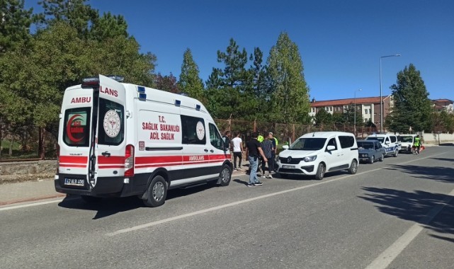 Kaldırıma çarpan motosiklet devrildi: 2 yaralı
