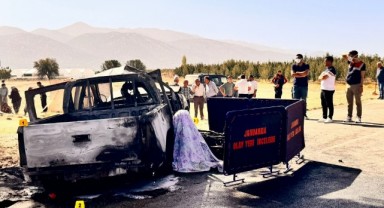 Kamyonet ile motosiklet çarpışıp alev alev yandı: 2 ölü, 1 yaralı