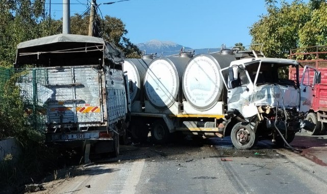 Kamyonlar kafa kafaya çarpıştı: 2 yaralı