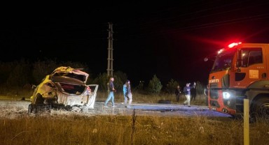 Karayolunda kamyonet ile otomobil çarpıştı: 2 ağır yaralı