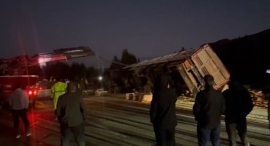 Karayolunda saman yüklü tır devrildi: 1 yaralı