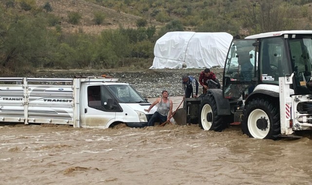Komşu ilde aşırı yağış sonucu mahsur kalan şoför kurtarıldı