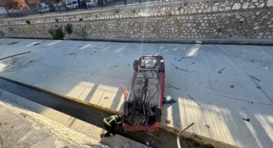 Kontrolden çıkan otomobil çaya uçtu