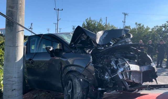 Kontrolden çıkan otomobil direğe çarptı: 4 yaralı