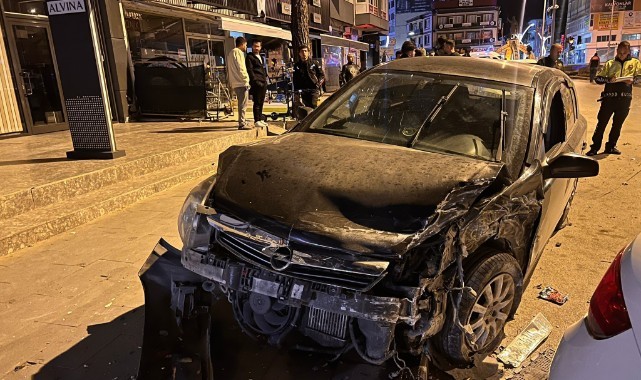 Kontrolden çıkan otomobil park halindeki araca çarptı, sürücü kaçtı