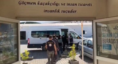 Lüks otomobilde 4 göçmen yakalandı, 1 kişi tutuklandı