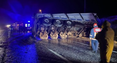 Malatya'da maden yüklü tır devrildi: 1 yaralı
