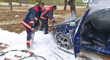 Malatya'da park halindeki araç aniden alev aldı