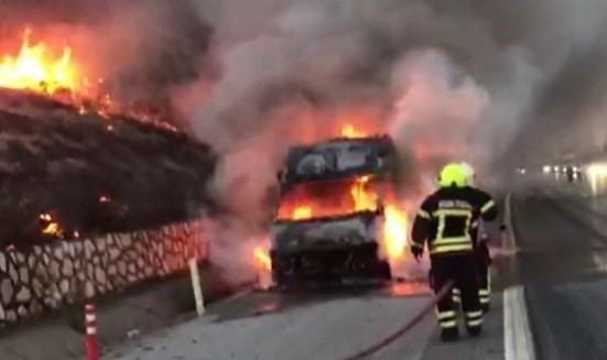 Mersin'de servis aracı yandı, yangın çalılara sıçradı