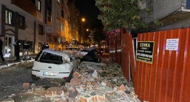 Metruk binanın çatısı araçların üzerine çöktü