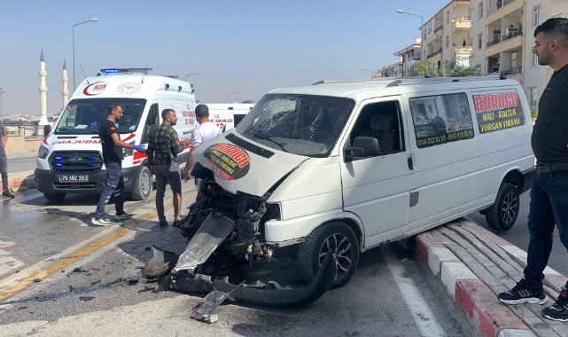Minibüs ile otomobil kafa kafaya çarpıştı: 6 yaralı