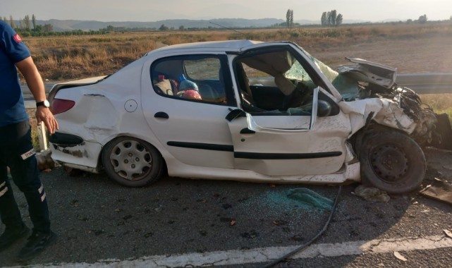 Minibüs otomobille çarpıştı: 3'ü ağır 8 yaralı